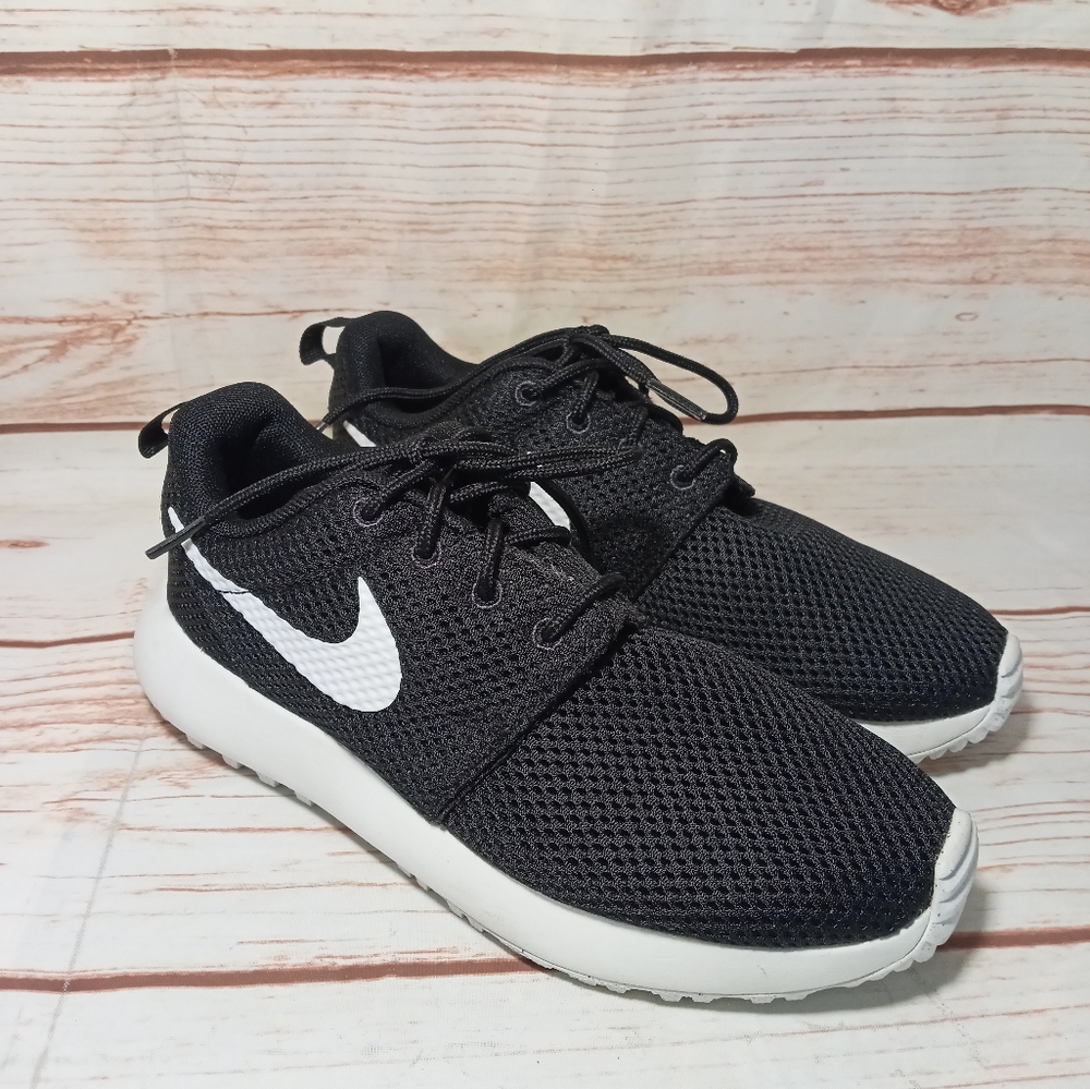 Nike black laced-up sneakers boys size 3Y New Without Box